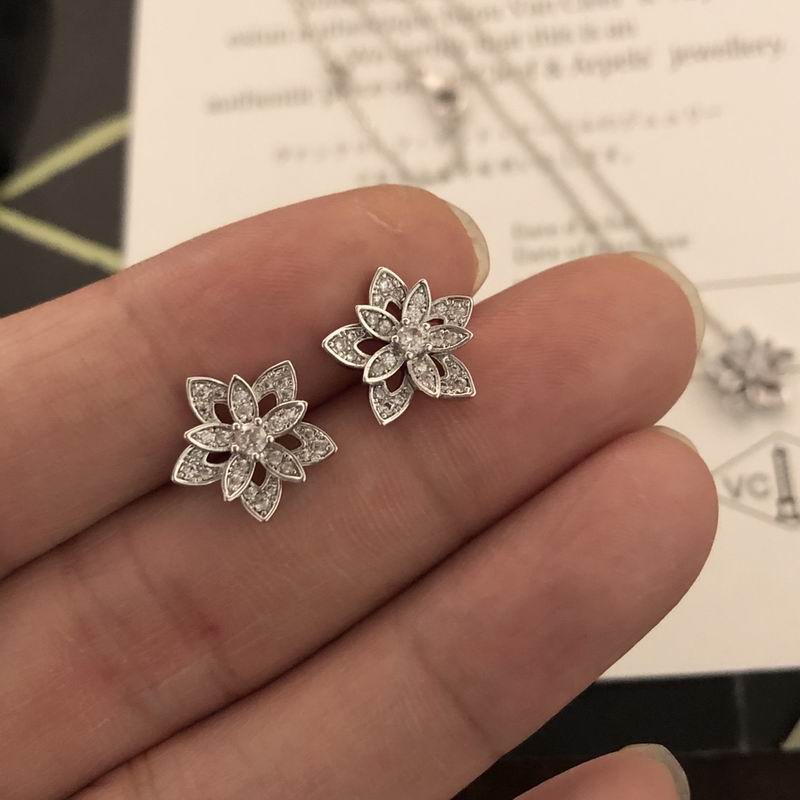 Van Cleef & Arpels earring 12yxq16